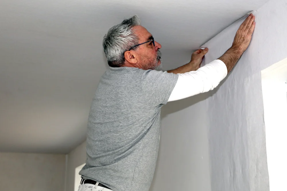 Vliesbehang vs stucen bij nieuwbouwwoningen in Ede. Wat is beter? Deze uitleg zal je helpen om een keuze te maken.